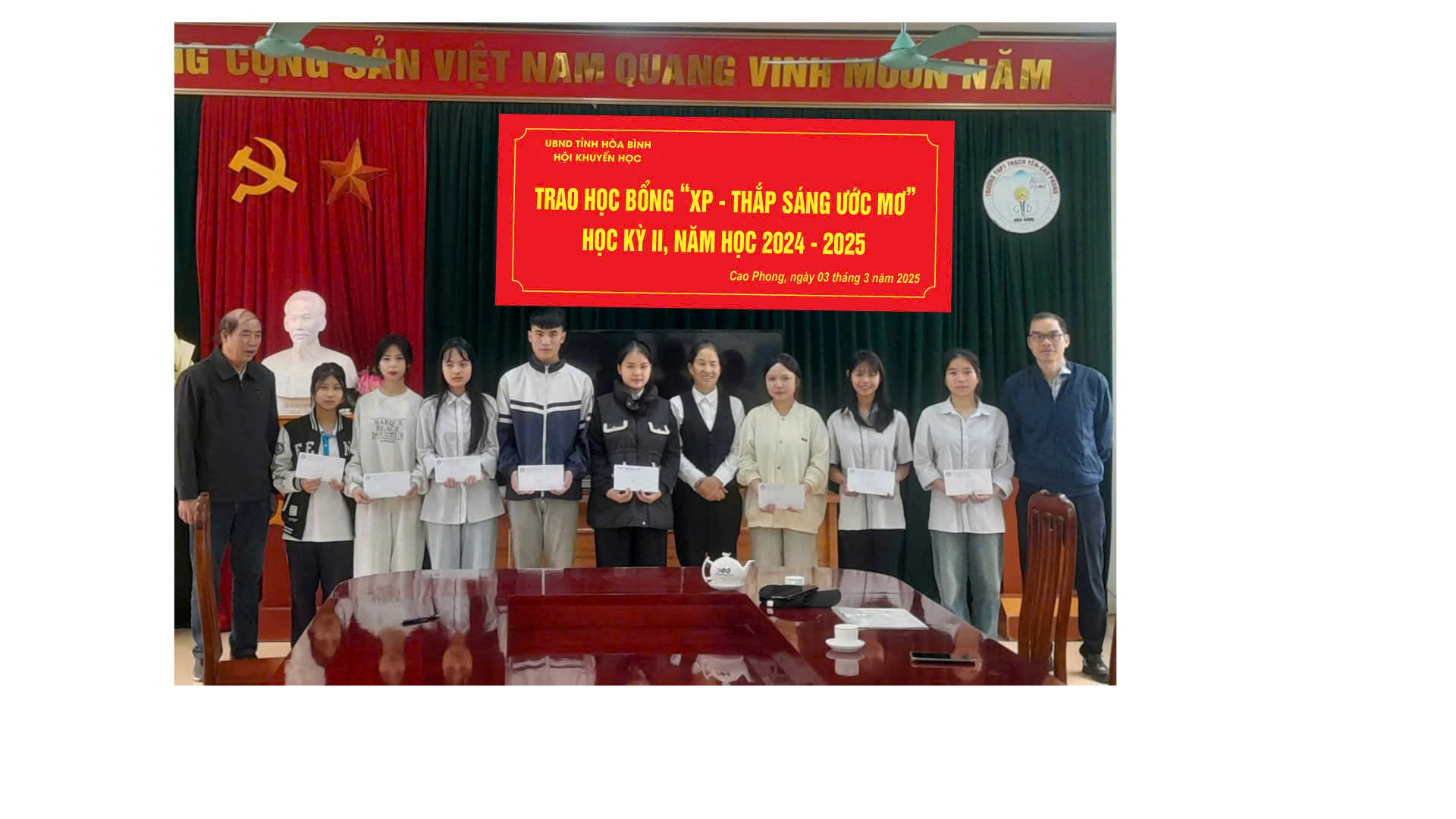 Ảnh: Ông Nguyễn Duy Nghĩa – Chủ tịch HKH huyện Cao Phong trao học bổng XP cho học sinh trường THPT Thạch Yên, huyện Cao Phong.


